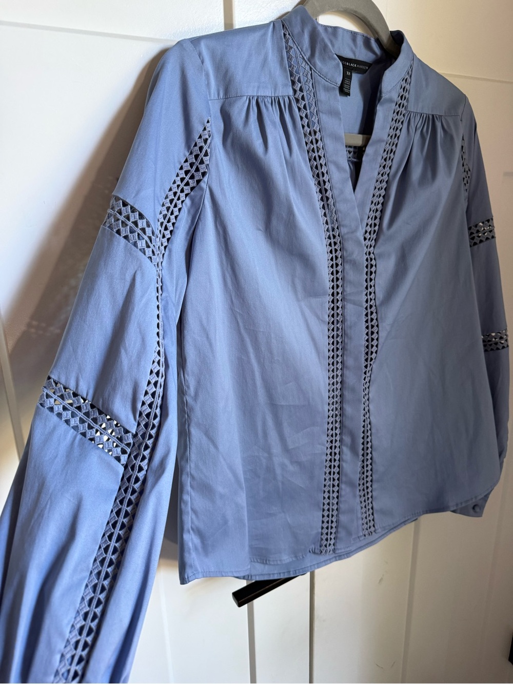 White House Black Market Blue Lace-Trim V-Neck Blouse size XS. Worn twice. - Picture 4 of 8